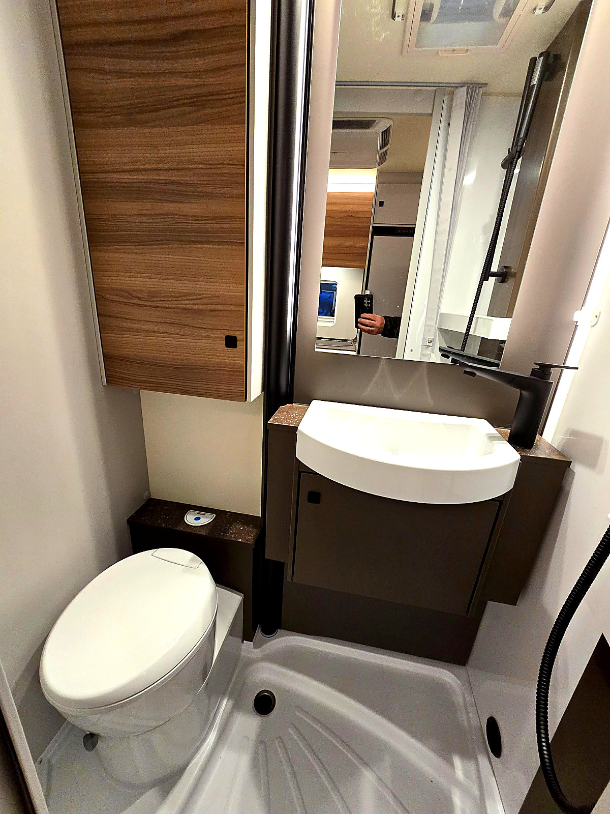 burstner-a66-interior-bathroom
