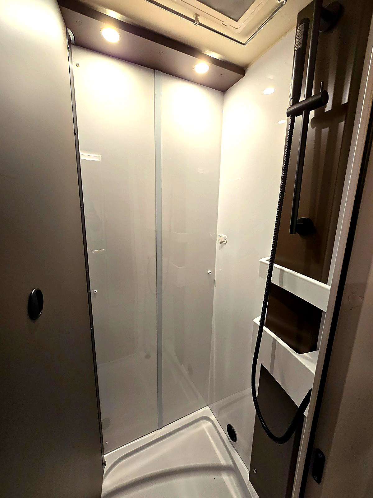 burstner-a66-interior-shower